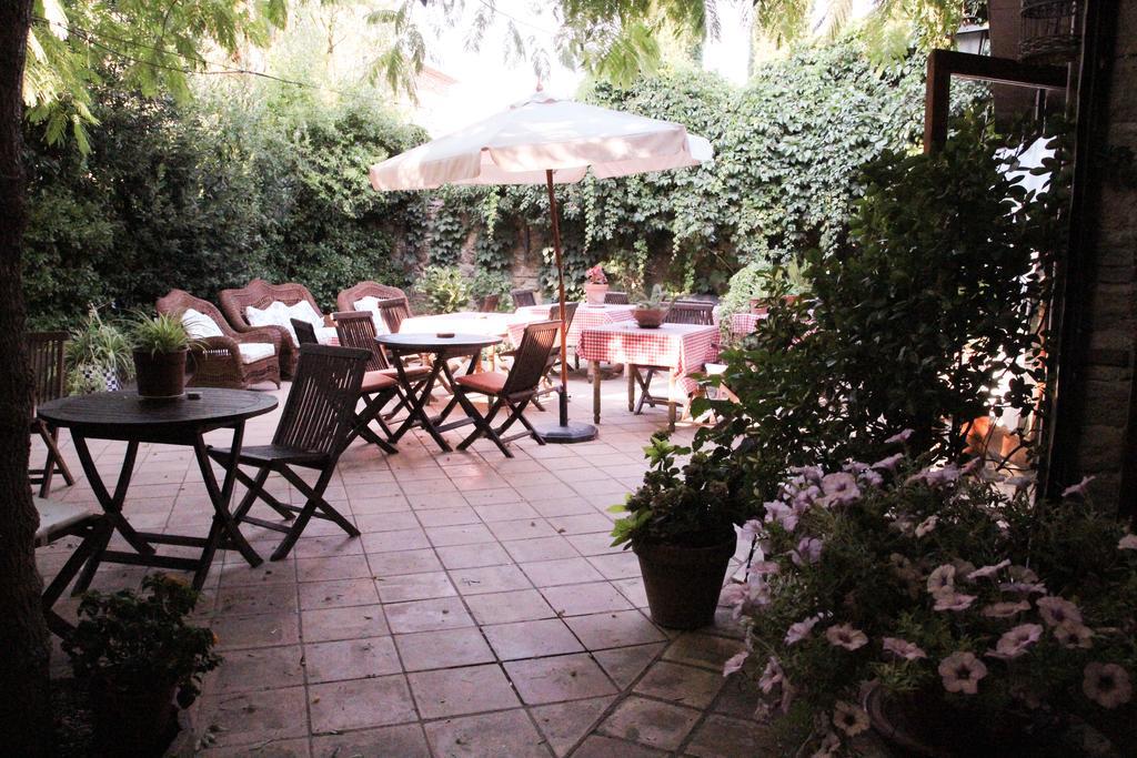 Fonda La Pepa Maca Hotel Monells Exterior foto